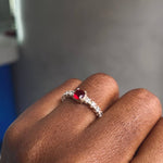ANEL SOLITÁRIO PONTO DE LUZ VERMELHO CRAVEJADO