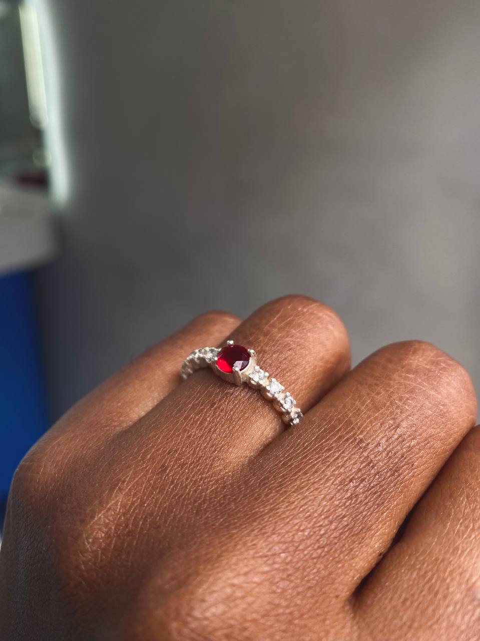 ANEL SOLITÁRIO PONTO DE LUZ VERMELHO CRAVEJADO